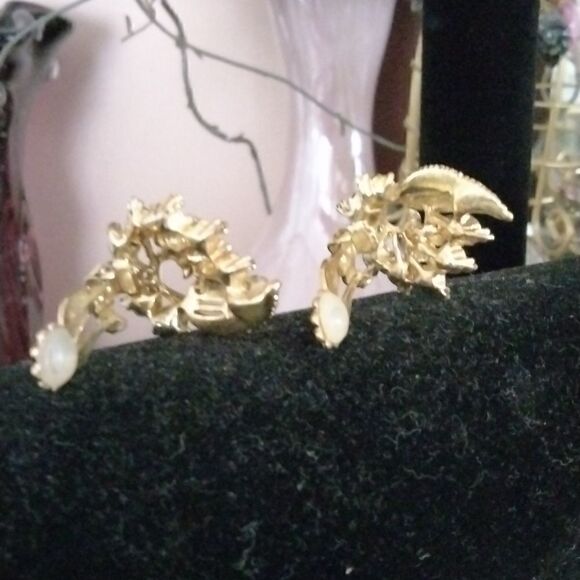 Vintage Clip Earrings  - Picture 4 of 4